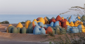 【綠建築】霍爾木茲島：為當地居民注入一線生機的多彩小屋