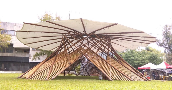 【竹構地景】竹行動展覽館「空降」實踐大學！建築系師生一同參與移展，感受竹材結構力學的魅力