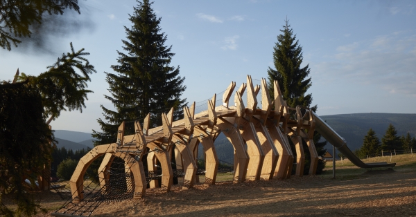 【木製遊樂場】捷克Pecka Playscape：隱身於山林中的木製「動物園」