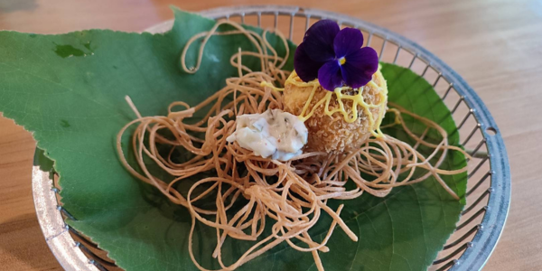 山裡見 食。藝。駐。形