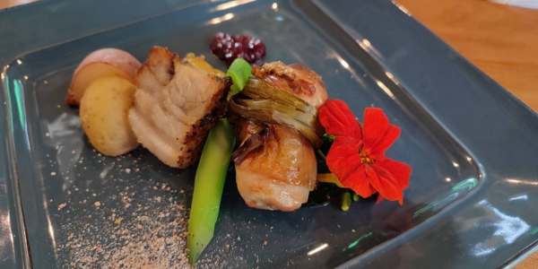 山裡見 食。藝。駐。形