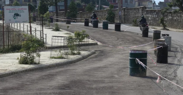 他們竟然把泡麵袋變道路？！尼泊爾用塑膠垃圾鋪出更耐用、減廢的新道路