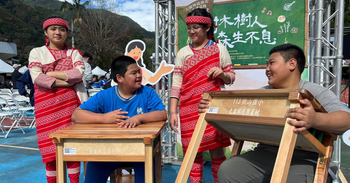 森林大火黑色餘燼裡的柳杉造林木，變身成為國產材課桌椅進駐校園，成為新竹縣五峰鄉桃山國小學生最棒的2024年耶誕禮物。