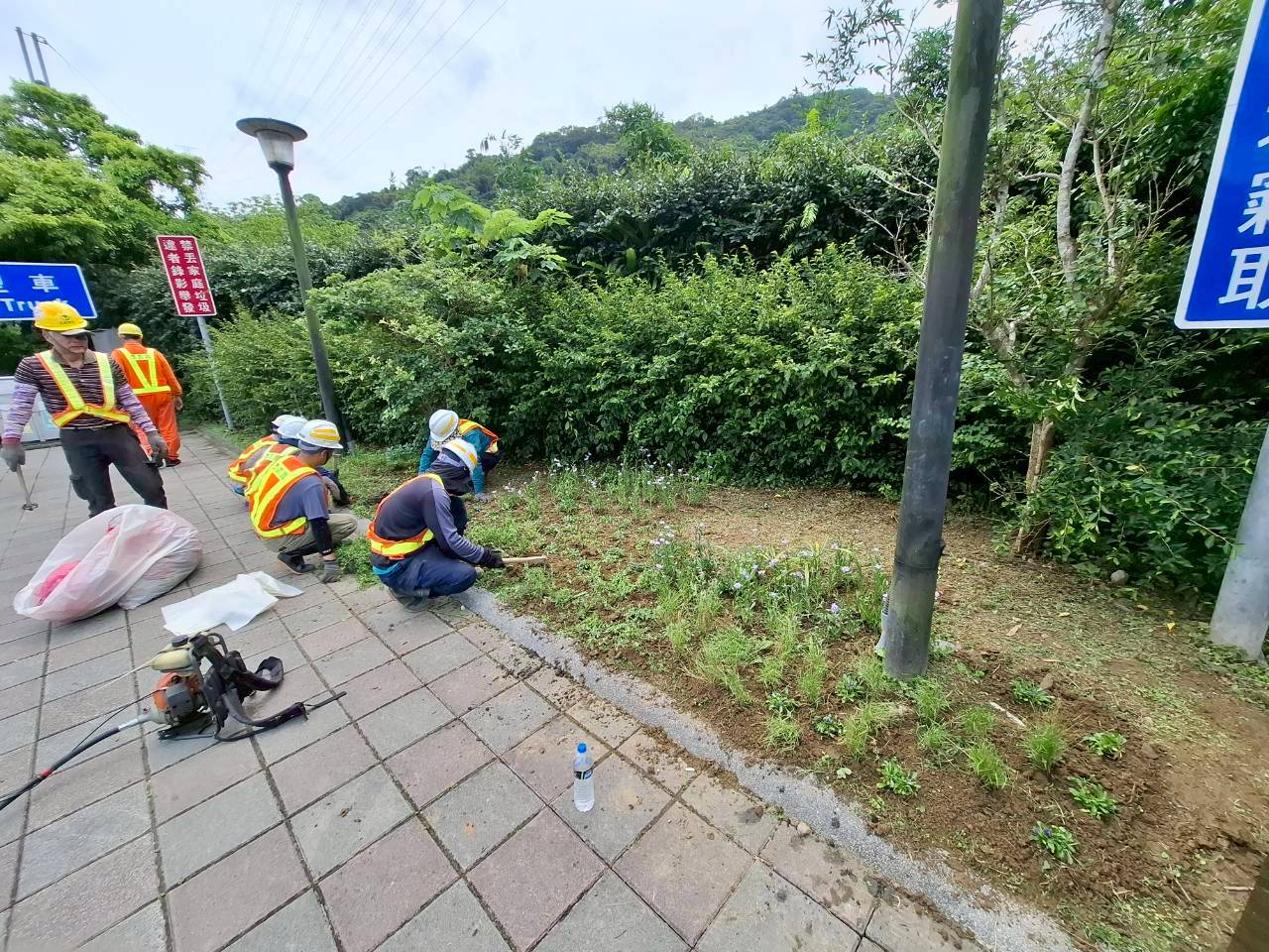 以百花草毯概念綠化木柵休息站