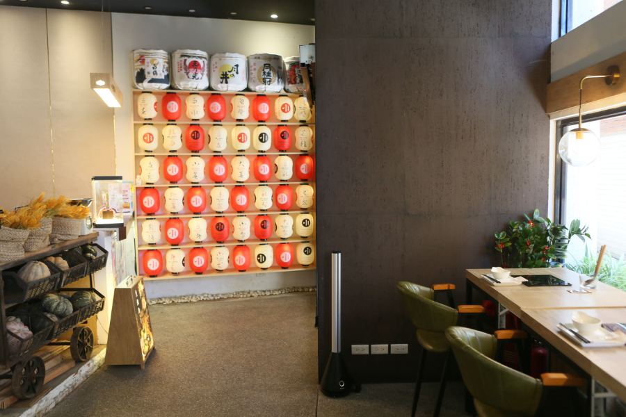 「一樓店面偏向日式風格，邀請個人直接 walk in 犒賞自己。」「二樓格局簡約、舒適的方桌，適合多人聚餐。」