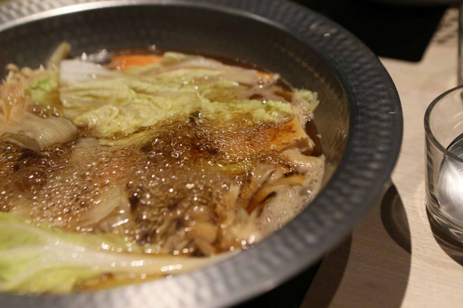「用臺灣蔭油調製的醬油湯頭，煮滾過程就醬香四溢。」
