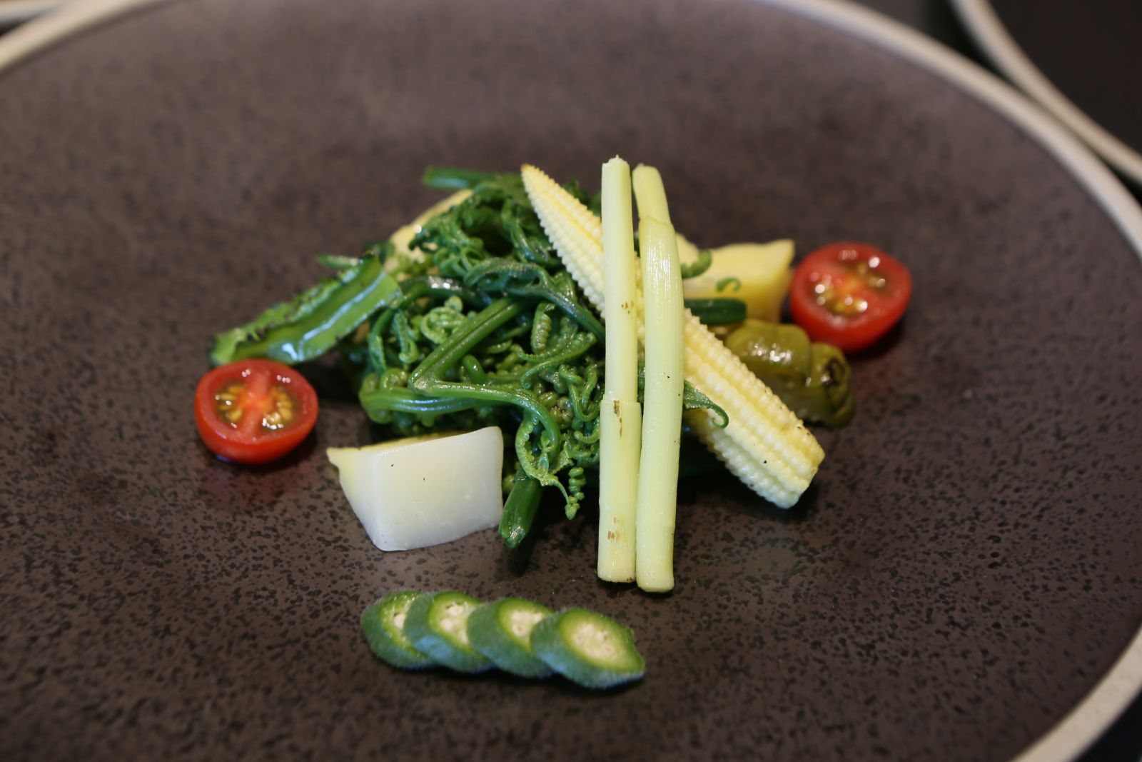 野菜盤的翼豆、過貓、車輪苦茄，都是部落姊妹鮮貨直送。